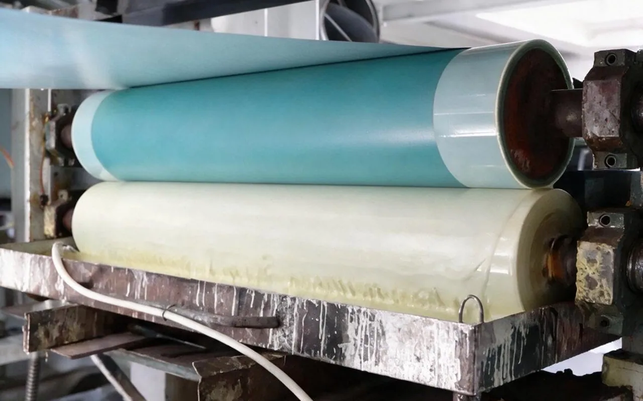Rollers applying the protective back coat to color-coated steel sheet